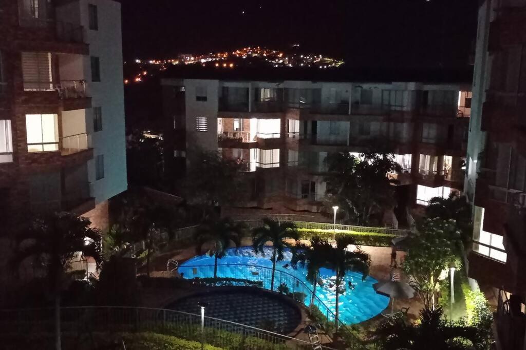 圣希尔Apartamento con maravillosa vista al río Fonce的享有游泳池的夜间景致