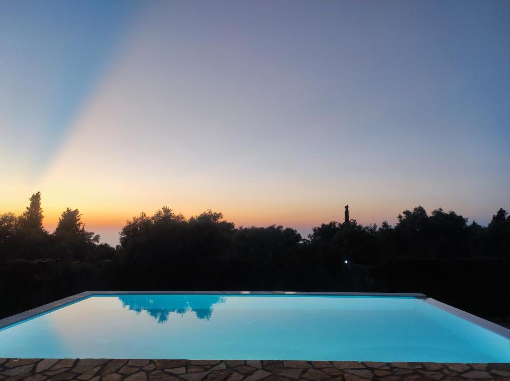 苏卡雷斯卡利奥佩公寓的一座享有日落美景的游泳池
