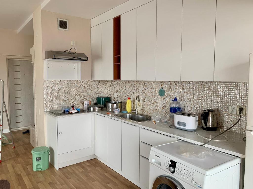 乌兰巴托2 bedrooms apartment的厨房配有白色橱柜和一台洗衣机