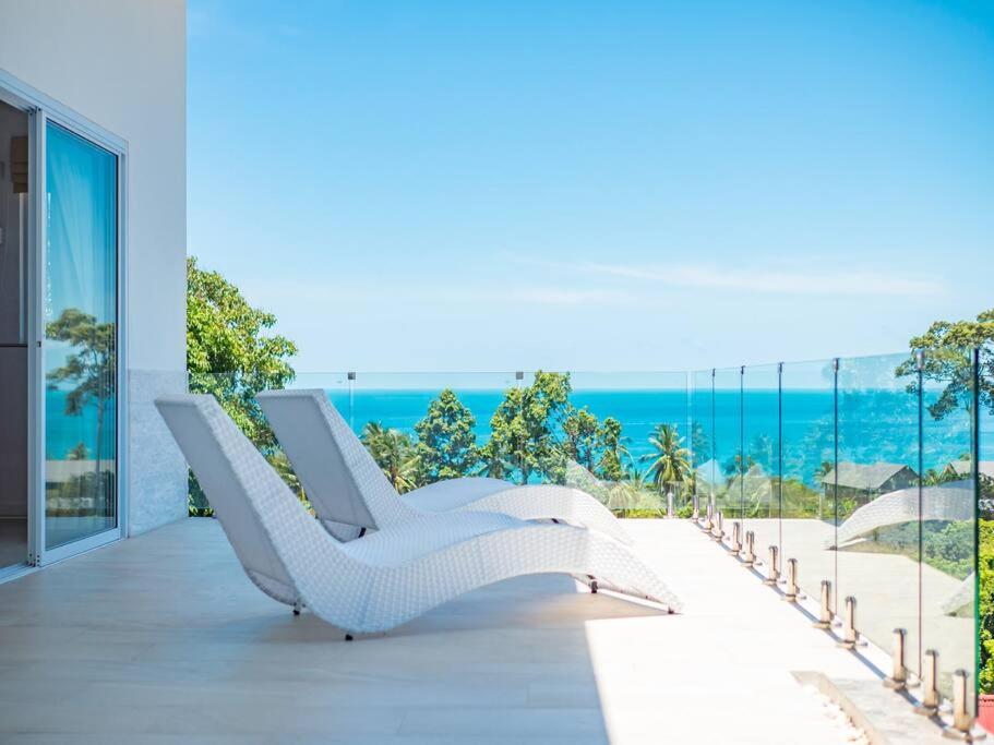 苏梅岛Villa Maviela Sea View 2 Bdr的海景阳台上的白色躺椅
