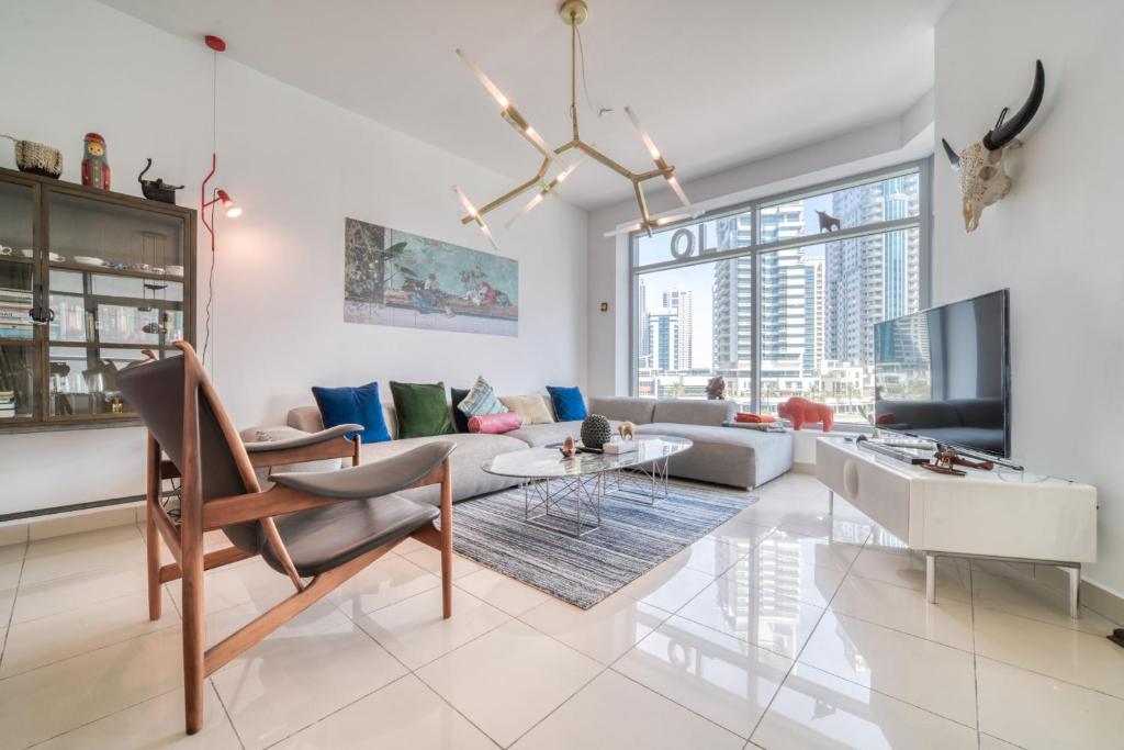 迪拜Fairfield Tower, Park Island, Dubai Marina - Mint Stay的客厅配有沙发和桌子