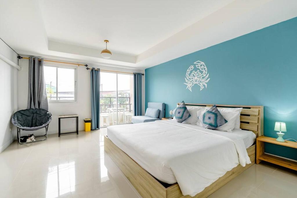 邦涛海滩特陶住宿加早餐旅馆的一间卧室设有一张蓝色墙壁的大床