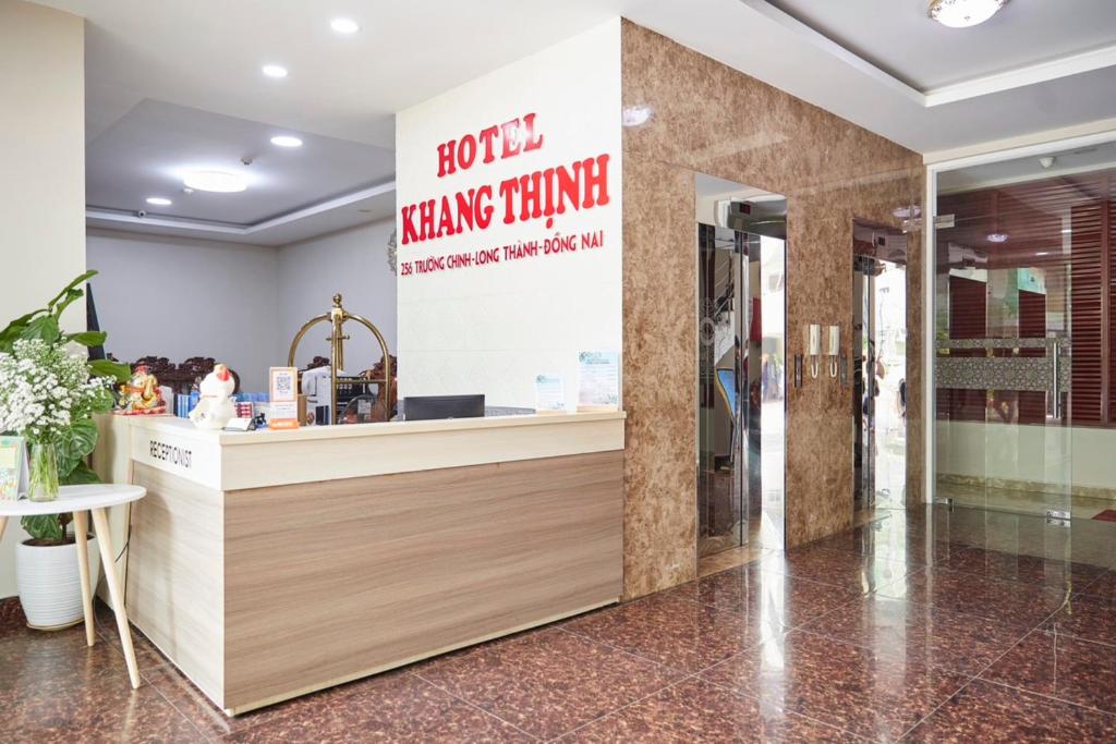 Long ThànhKhang Thịnh Hotel Long Thành的餐厅的柜台,上面有标牌,上面写着读酒店送餐的标牌