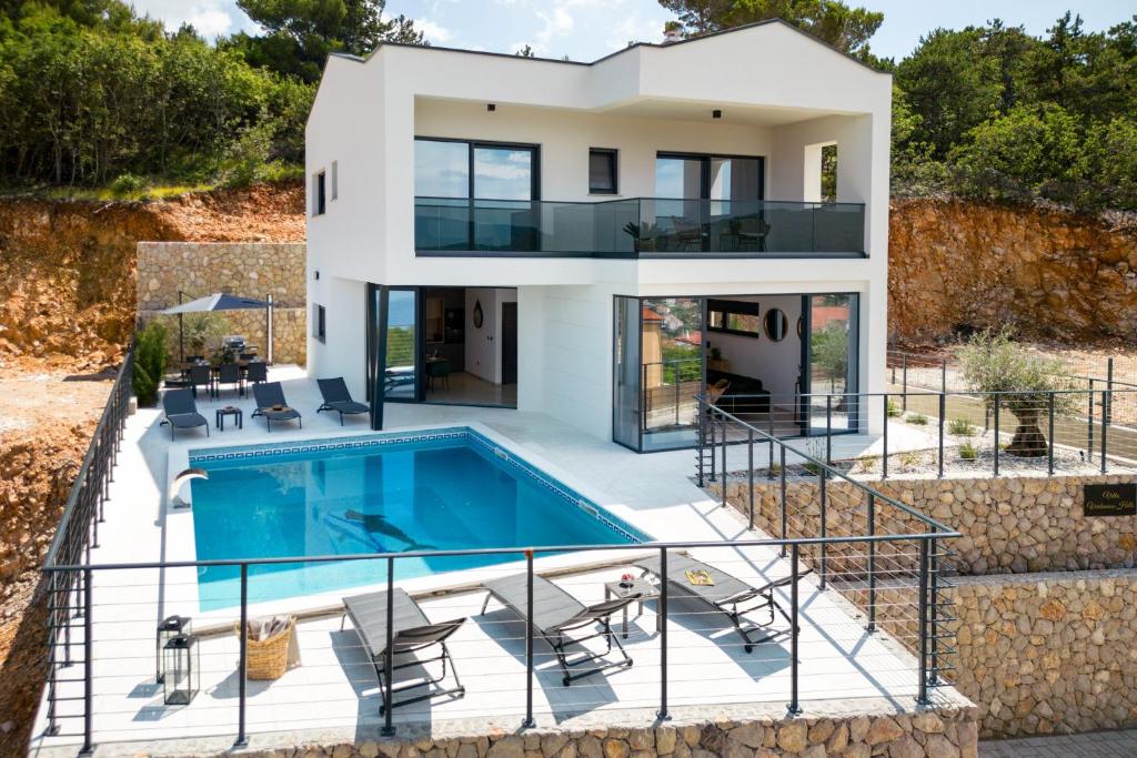 瓦比尼科Luxury villa Verbenico Hills- amazing sea view, pool with whirpool and waterfall, beach, in famous wine region - Your holiday with style的一座带游泳池和房子的别墅