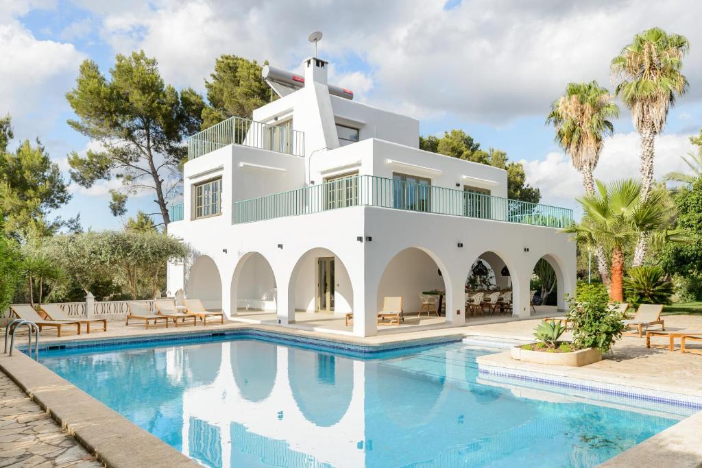 塞斯派瑟斯Villa Maria - Luxury Getaway的白色的房子,设有游泳池和棕榈树