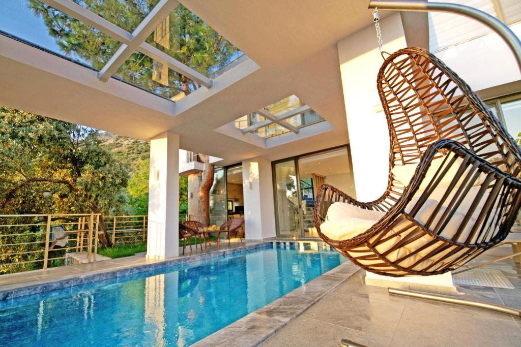 卡斯Villa With a Private Heated Pool, Jacuzzi, Overlooking Spectacular Views Of The Sea的房屋旁设有游泳池及吊床的房间