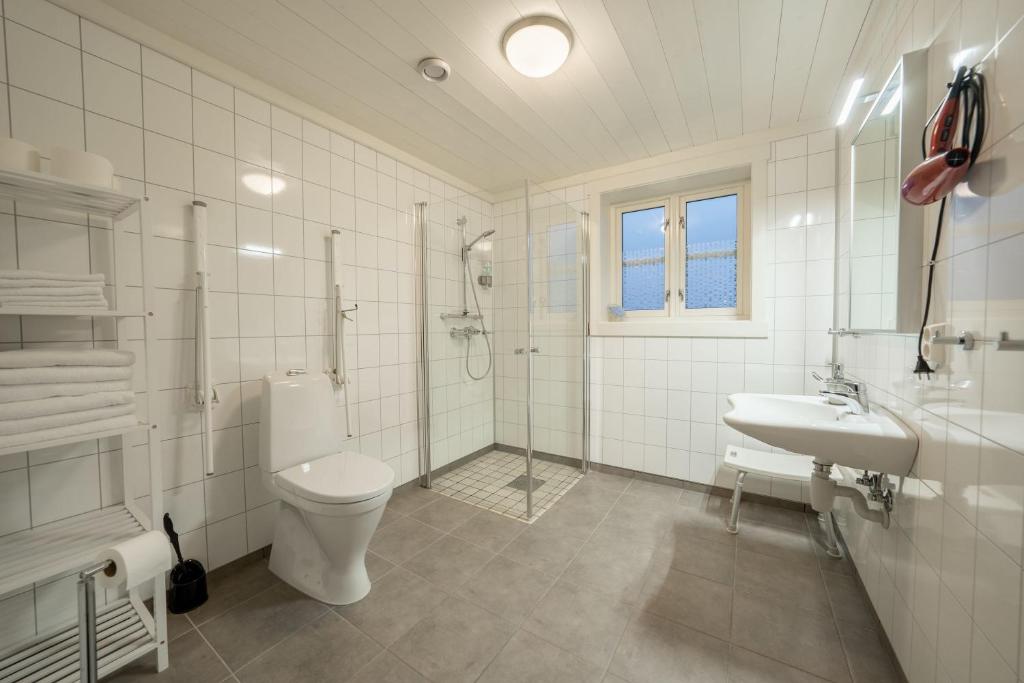 雷讷索胡斯公寓的白色的浴室设有卫生间和水槽。