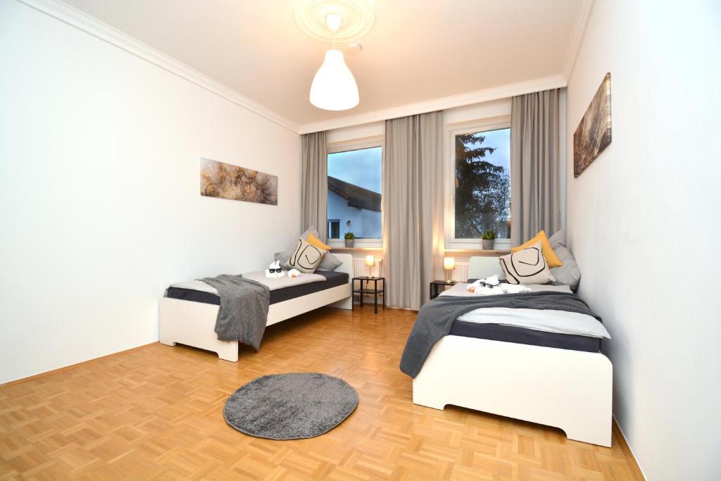 黑措根奥拉赫ERH01-RI Flat in Herzogenaurach的一间卧室设有两张床和窗户。