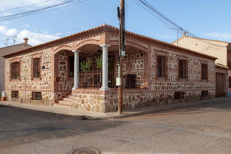 PolánLos olivares de Rober的街道上带有门廊和柱子的砖砌建筑