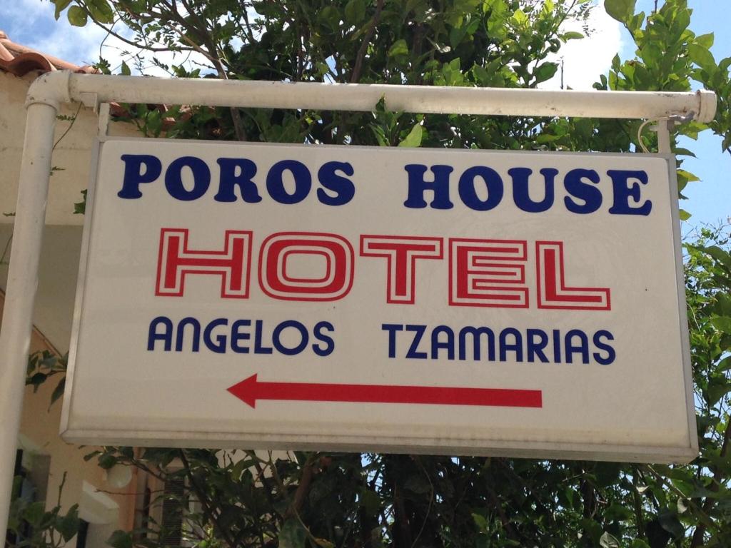 波罗斯Poros House Hotel的红箭头的马可斯酒店标志