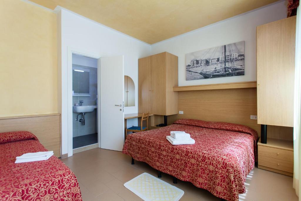 利多迪耶索罗滨海酒店的酒店客房设有两张床和盥洗盆
