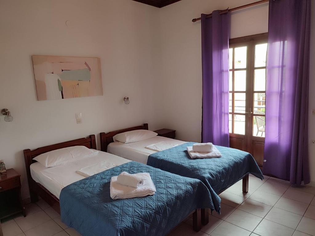 斯达林Litus Amoris 2的紫色窗帘间内的两张床