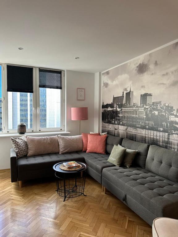华沙Apartament Centrum Warszawy的客厅配有沙发和大画
