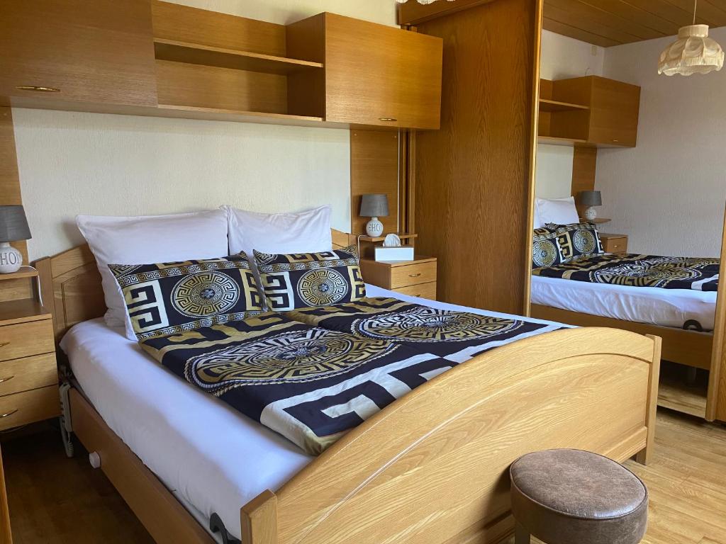 圣路易Appartement 3 lys的配有两张床的酒店客房中的两张床