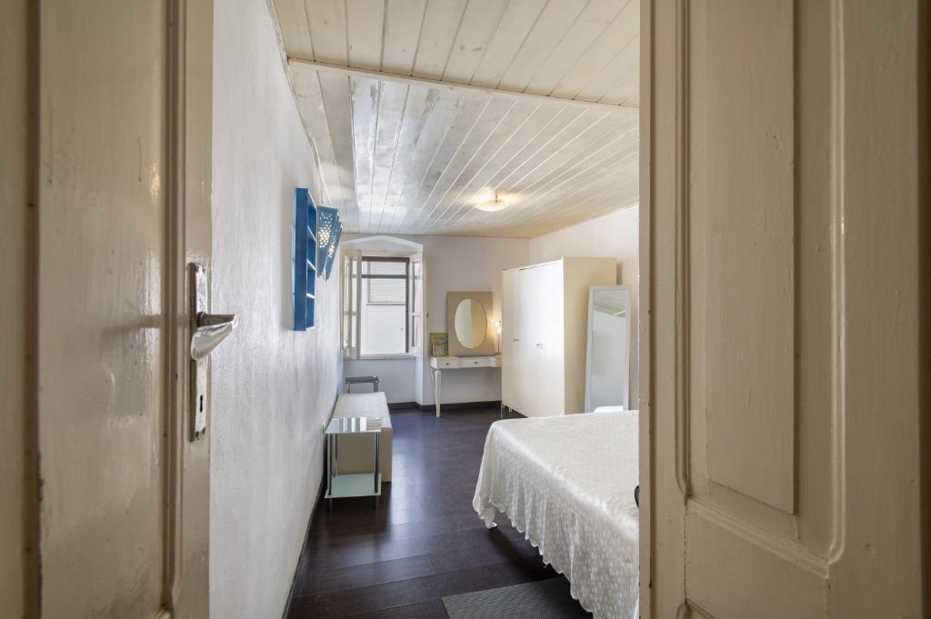 Villanova MonteleoneDa Silvio的客房设有带一张床和一张桌子的卧室