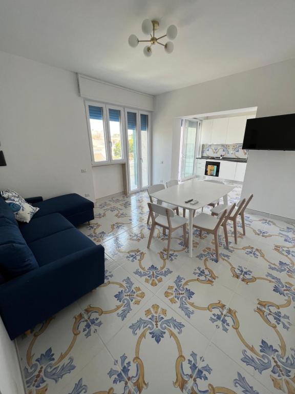托里德欧索Torre dell’Orso Home的客厅配有蓝色的沙发和桌子