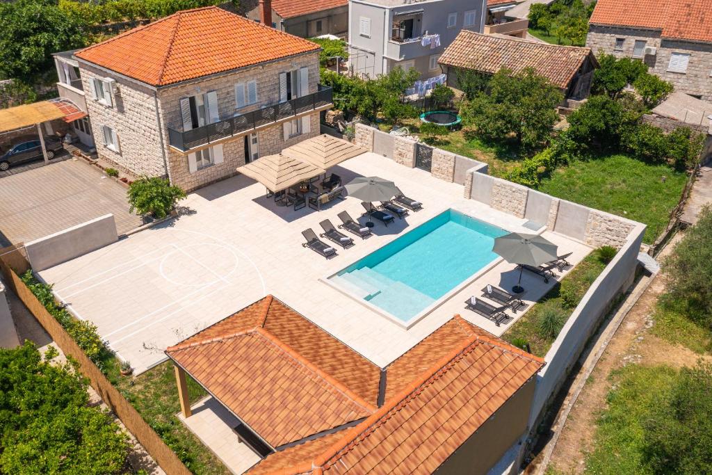 杜布罗夫尼克Villa MarLea的享有带游泳池的房屋的空中景致