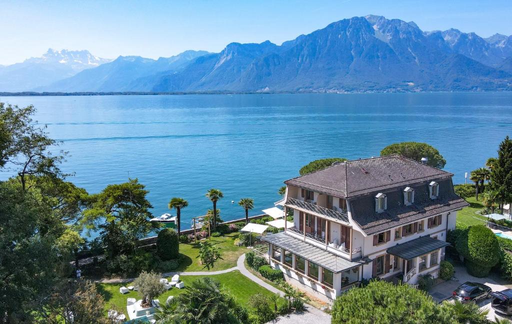 蒙特勒JETTY Montreux的湖岸房屋的空中景观