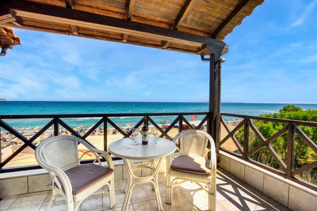 阿默达拉-伊拉克利翁Troulis Seaside的一个带桌椅的庭院和大海