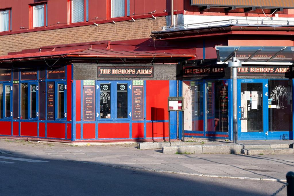 基律纳瑞典精英酒店的街道边的一座红蓝色建筑
