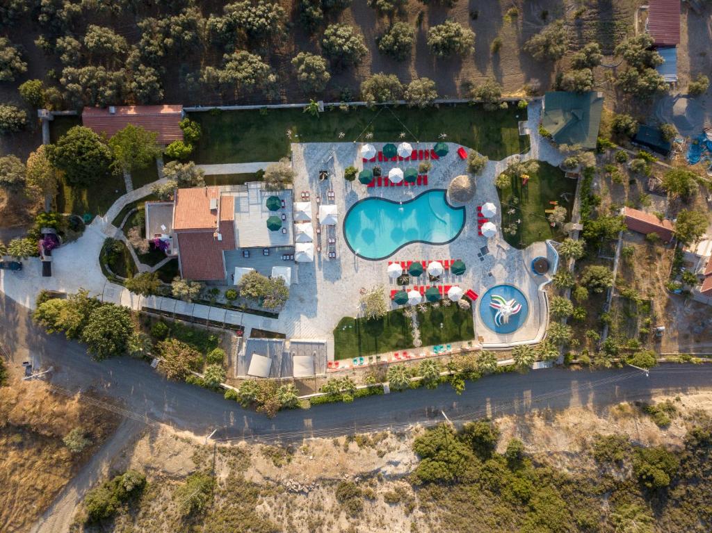 EmecikGreen Garden Datça的享有带游泳池的度假村的空中景致