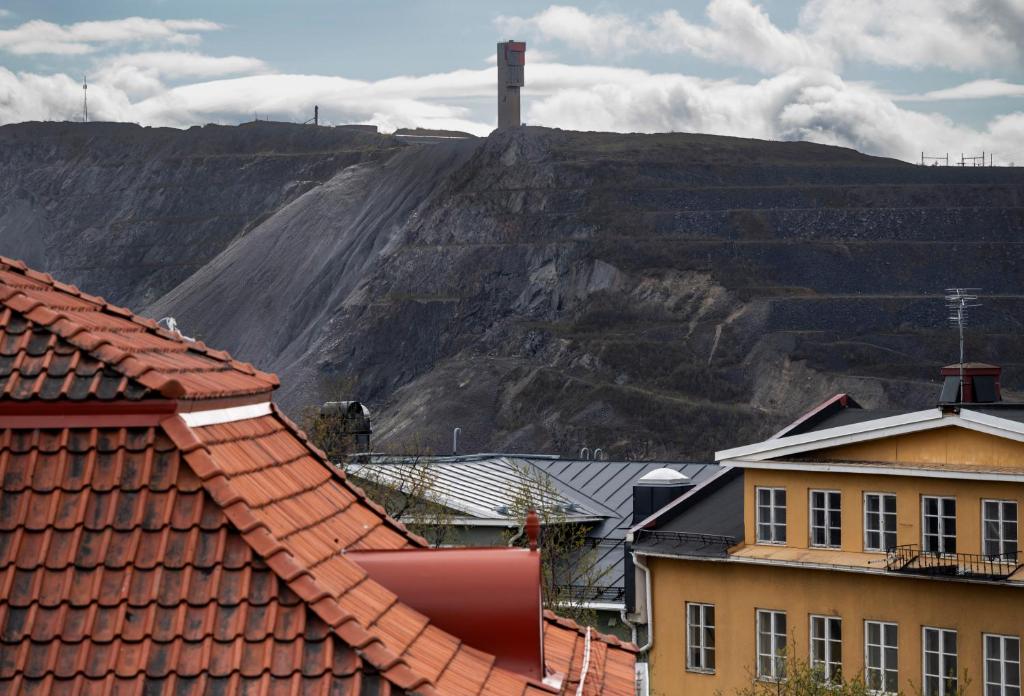 基律纳瑞典精英酒店的从建筑屋顶上可欣赏到山景
