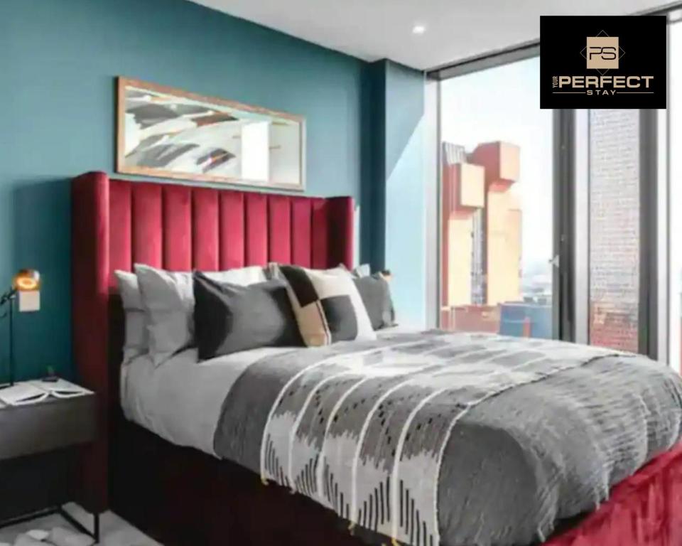 伯明翰The Mercian Luxury Apartments Birmingham City Centre - Your Perfect Stay Apart hotels- 24 Hour Gym Rooftop Terrace Cinema Room的一间卧室配有一张大床和红色床头板