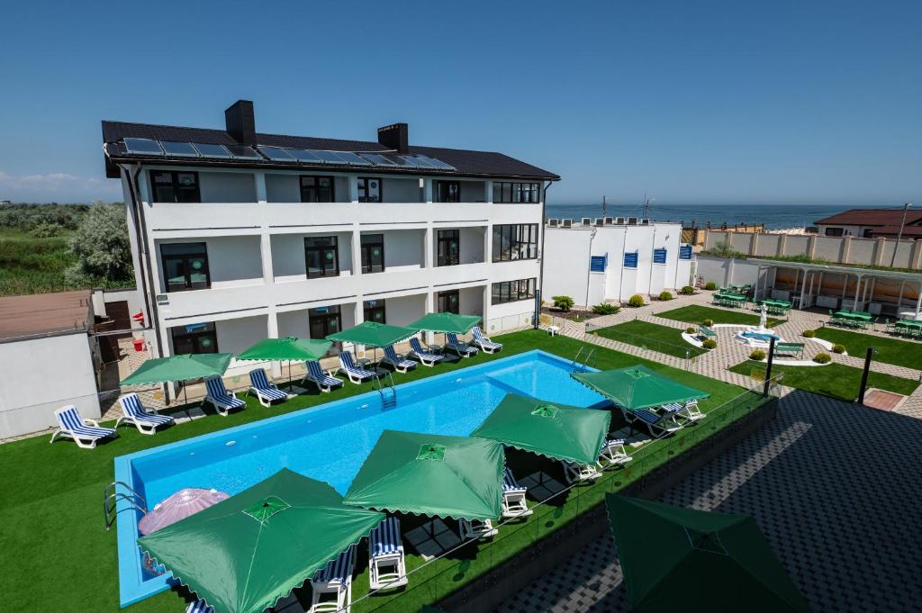 卡罗利诺-布加兹Weekend Family Hotel的享有酒店空中景致,设有游泳池和绿伞