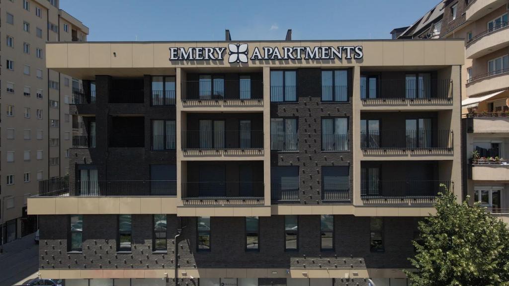 普里什蒂纳Emery Apartments的上面有标志的建筑