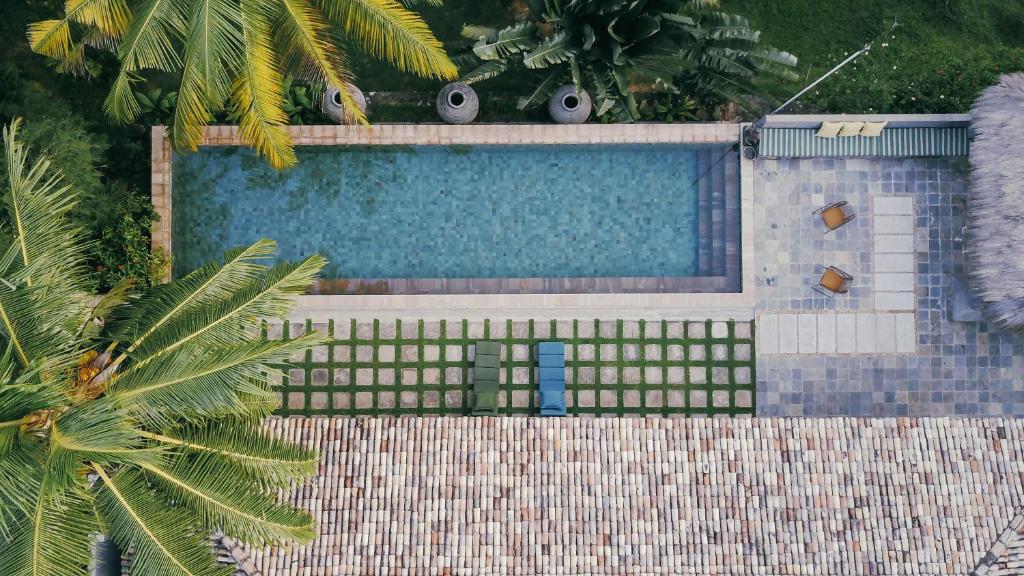 韦利格默Kumara Luxury Villa的棕榈树旁游泳池的顶部景色