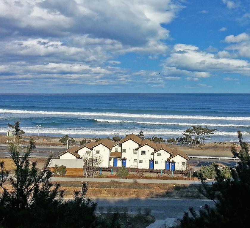 襄阳郡Amigas Ocean View Pension的海洋前的一排房子