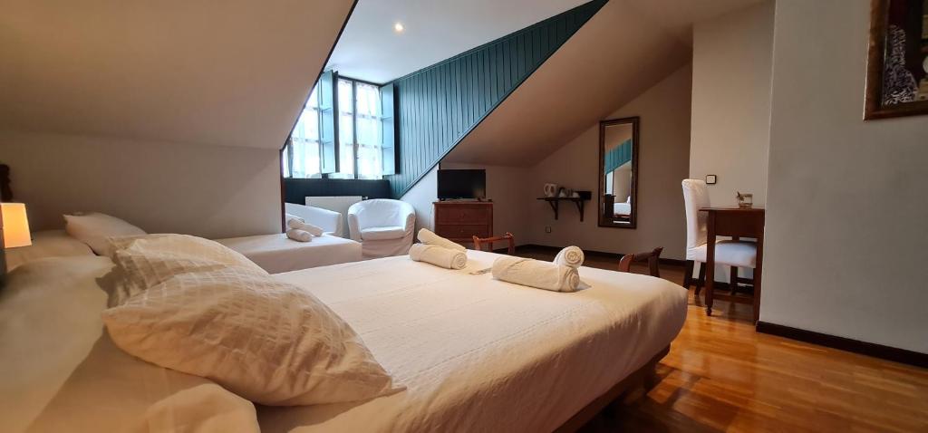 塞洛里奥Casa de Aldea Las 7 gotas的卧室配有带枕头的大型白色床