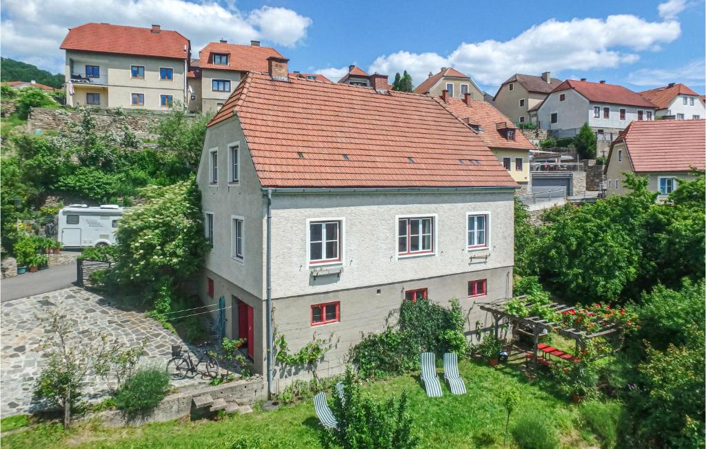 瓦豪地区魏森基兴Gstehaus Lohmann的一座白色的房子,有橙色的屋顶,位于城市