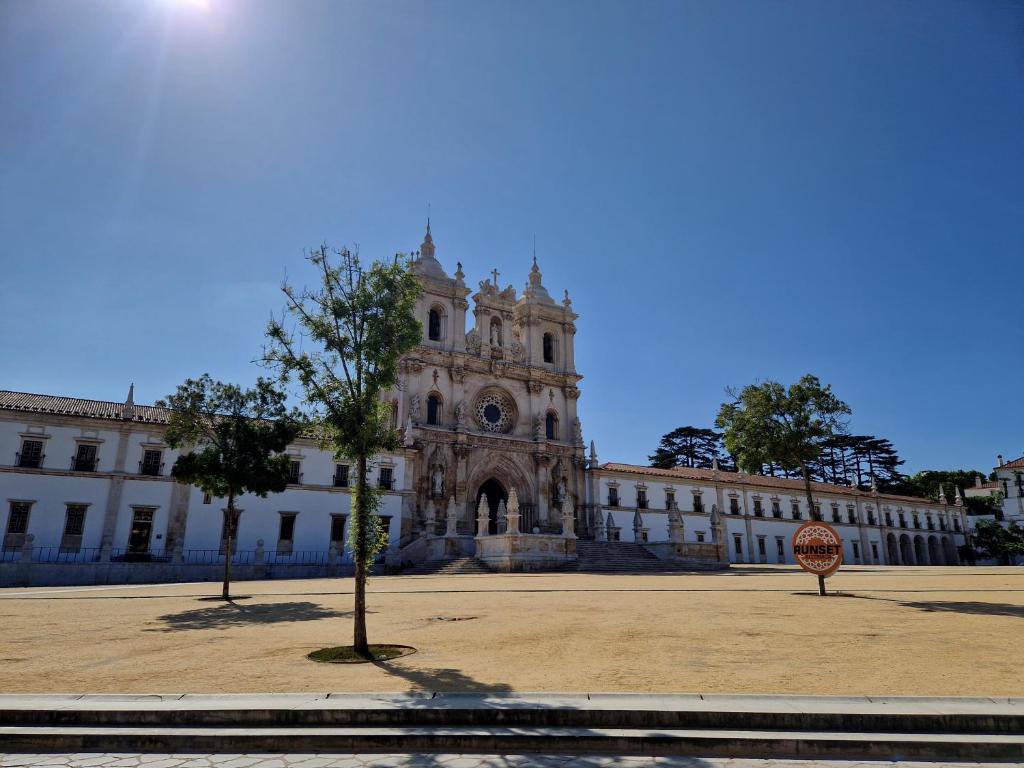 阿尔科巴萨Casa Mosteiro的一座大建筑,前面有一个钟楼