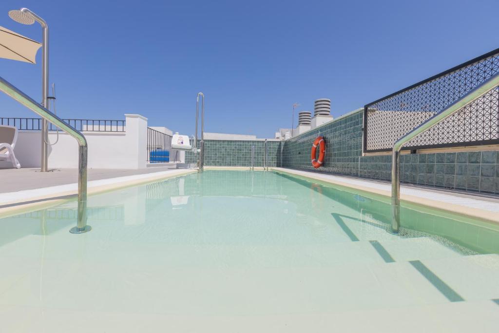 加的斯Soho Boutique Cádiz的一座建筑物顶部的空游泳池