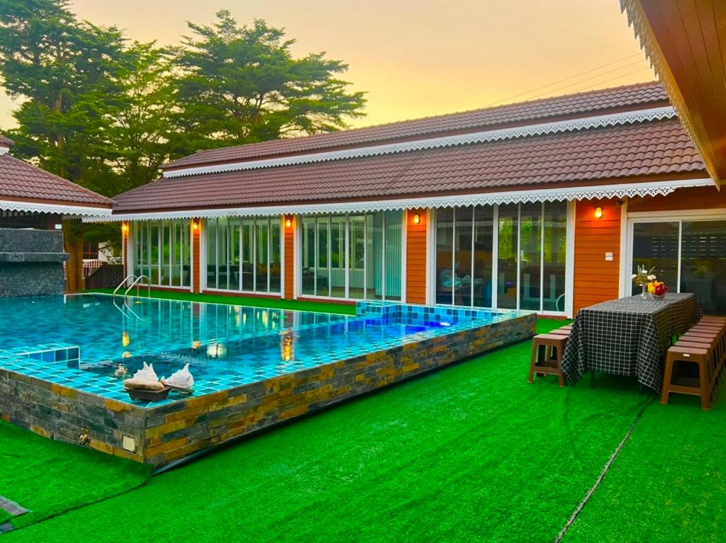Ban Nong Ban KaoKeang Khuen Pool Villa Pran เคียงคลื่น พูลวิลล่า ปราณ的一座房子后院的游泳池