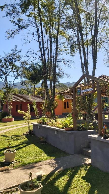 萨纳Pousada Sítio Val Paraíso的一座带酒店标志的花园