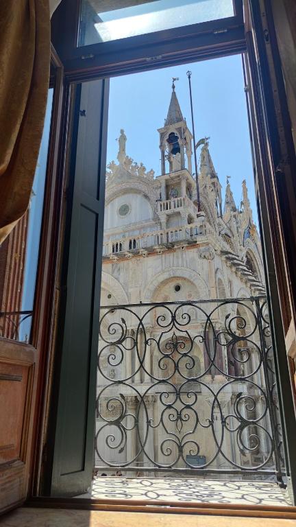 威尼斯Bellevue Luxury Rooms - San Marco Luxury的享有带钟楼建筑的窗户景致