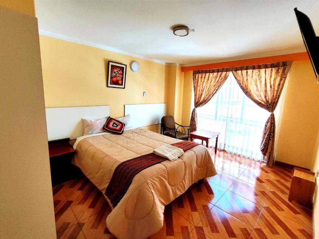 普诺SUMAQ PUNO的酒店客房设有床和窗户。