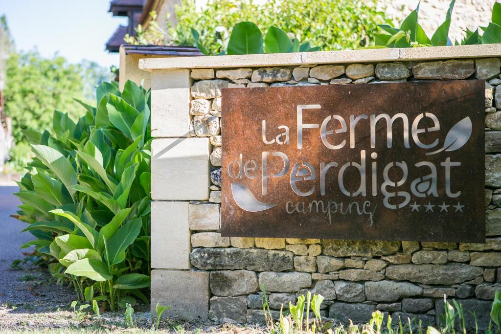 利梅伊Camping La Ferme de Perdigat的巴黎贝尔费餐厅入口的标志