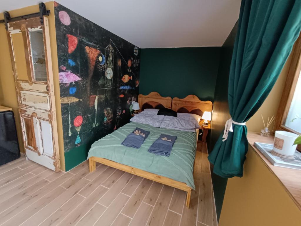 布达佩斯Porta Green的一间卧室配有一张壁画床