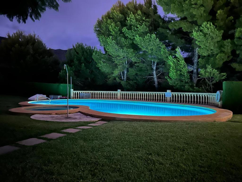 BeniarbeigCasa Feliz的夜间在院子里的游泳池