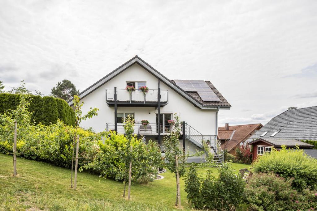 布莱特瑙Weitblick的屋顶上设有太阳能电池板的房子