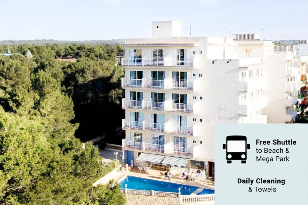 埃尔阿雷纳尔Hotel Selva Arenal的享有带游泳池的建筑的空中景致