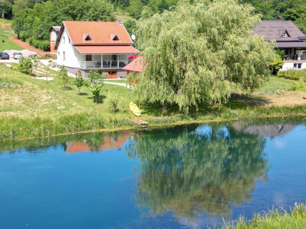 奥托查茨Kuća za odmor Klasan的河边的树屋