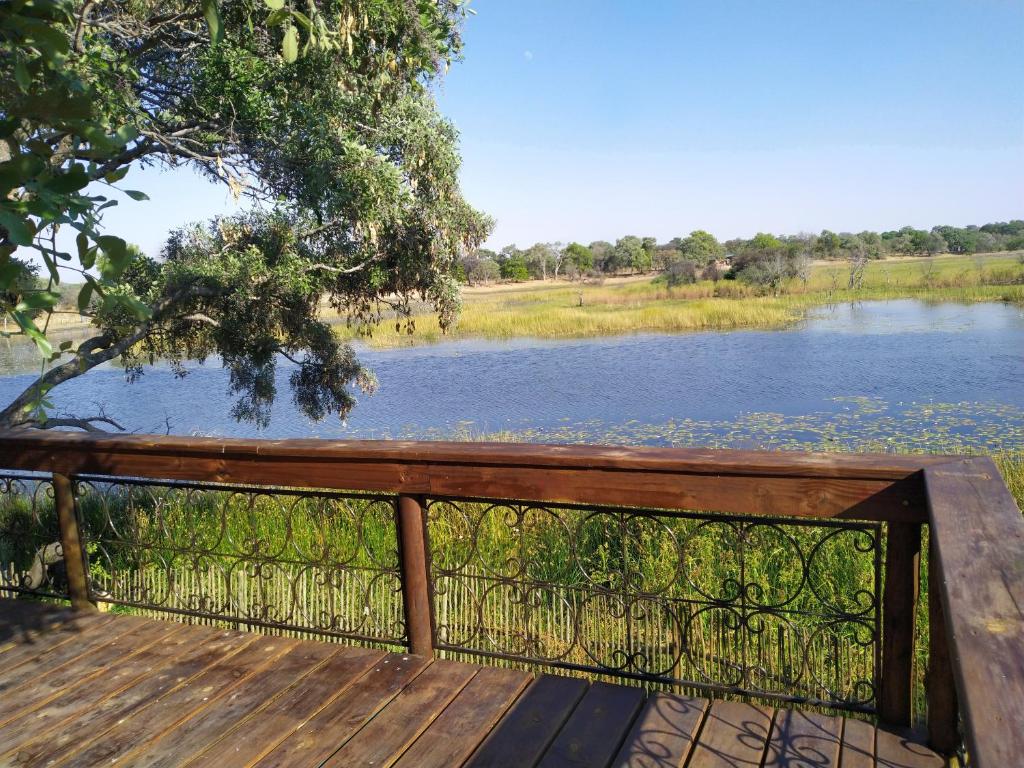 NtabisNako Okavango Guesthouse的河景木凳