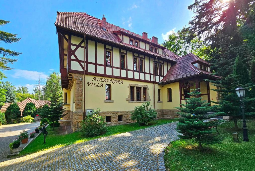 波兰尼卡-兹德鲁伊Villa Alexandra的红色屋顶的大型黄色房屋