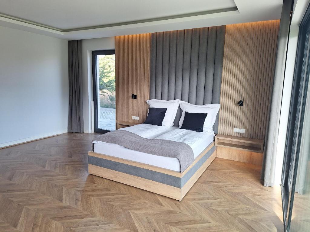 弗瓦迪斯瓦沃沃Sea Resort的一间卧室设有一张床和一个大窗户