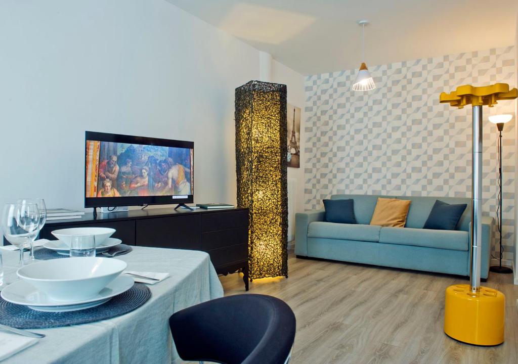 科莫Como per Voi的客厅配有蓝色的沙发和电视