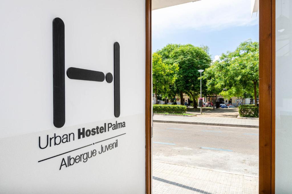 马略卡岛帕尔马Urban Hostel Palma - Albergue Juvenil - Youth Hostel的白 ⁇ 花式家用飞机的门牌